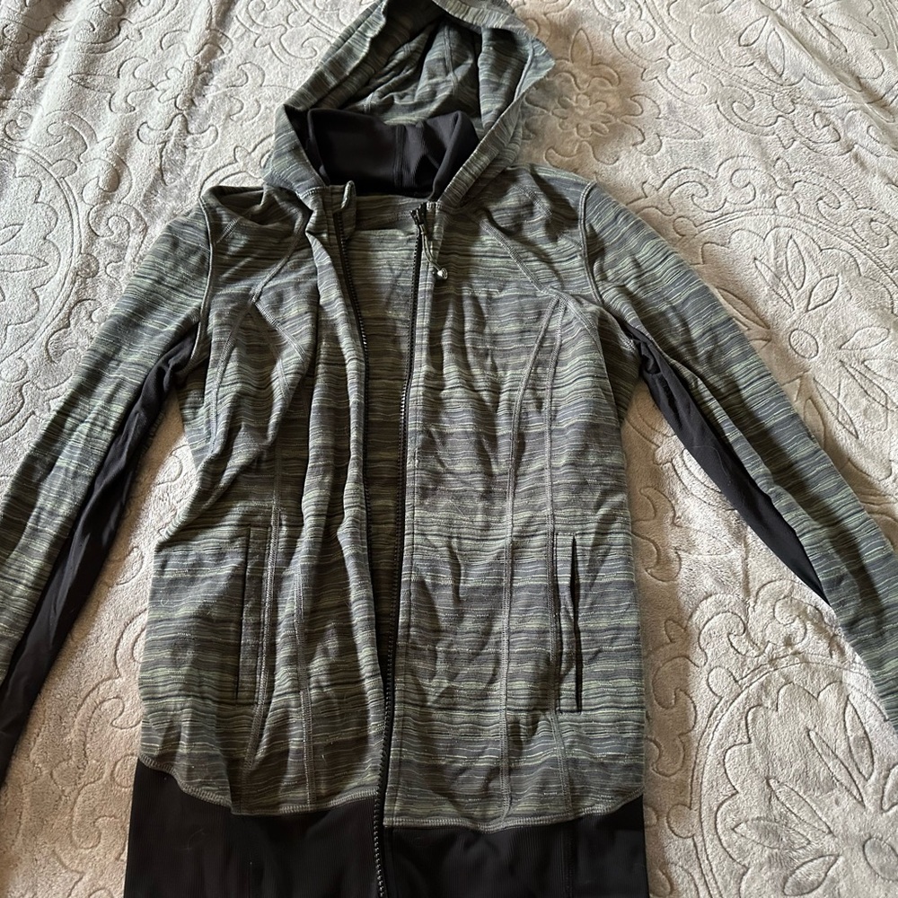 Lululemon Define Jacket 🧥 Size 6 Gray and Black Hooded Jacket
